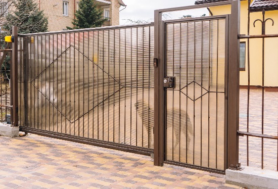 Купить ворота из профлиста с элементами ковки, с металлическими столбами в рамке или под дерево в Мценске от 155220 руб